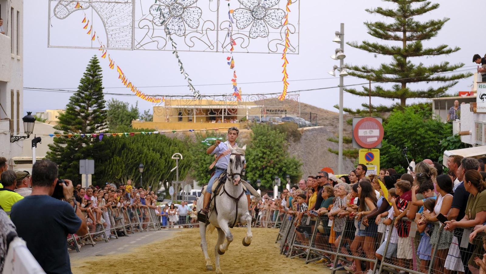 La popular carrera de cintas a caballo de las Fiestas de Mojácar, en imágenes