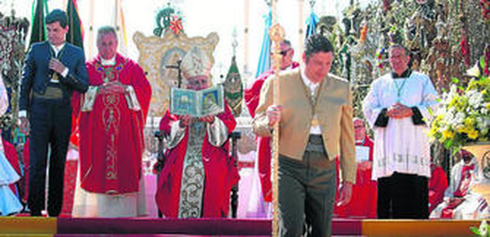 El presidente de la Hemandad Matriz de Almonte, Juan Ignacio Reales, se retira del altar tras ratificar su fe ante el Obispo de Huelva, José Vilaplana.