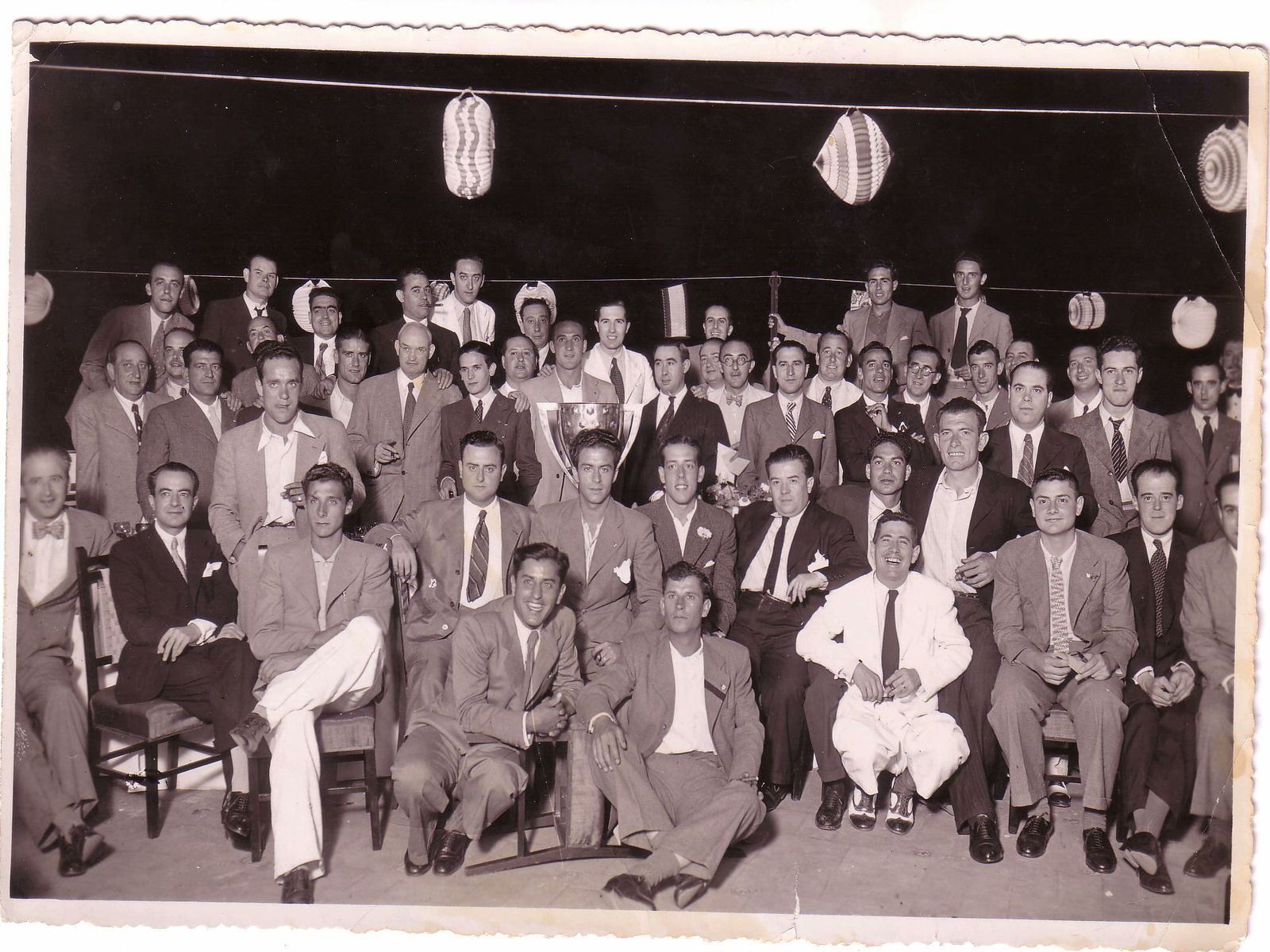 Patrick O'Connell, el segundo a la izquierda de la copa, en la Feria de Sevilla.