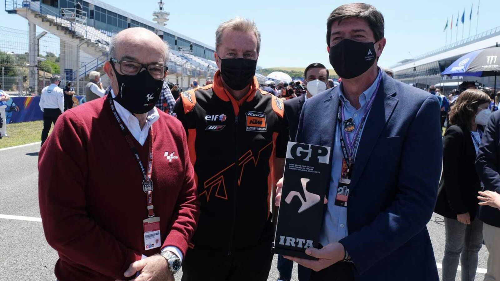 Juan Marín, recibiendo el galardón.