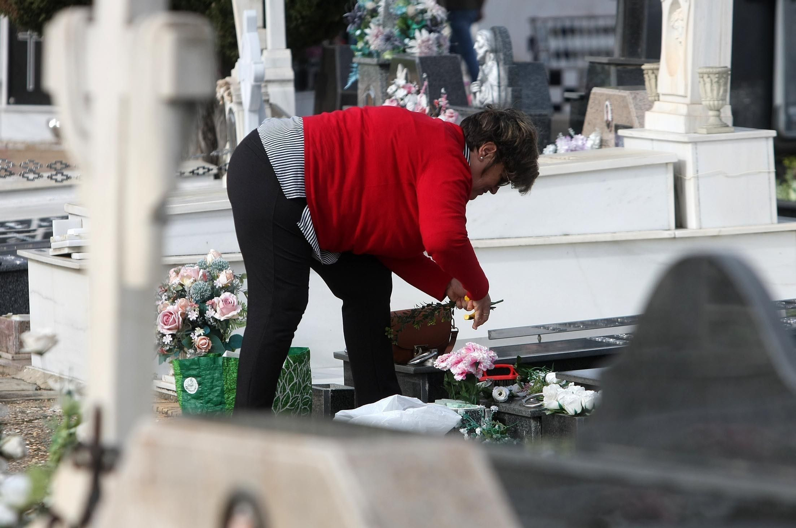 Imágenes del ambiente en el cementerio La Soledad, Huelva