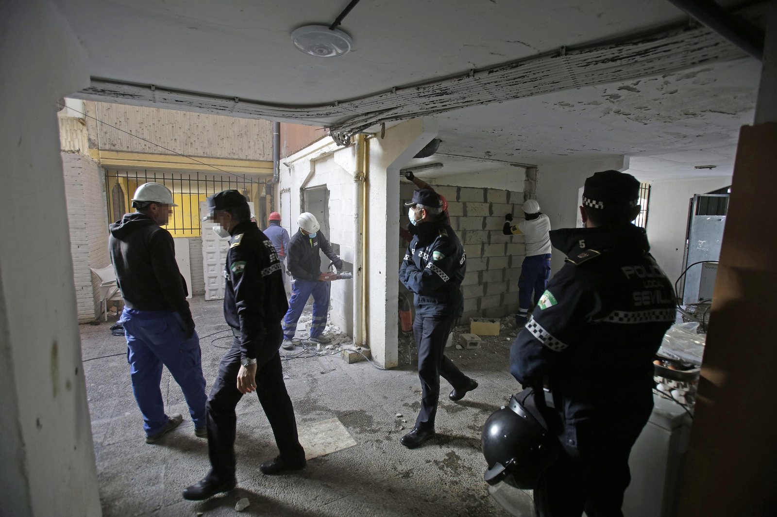 Demolición de muros y patios ilegales en las tres mil viviendas