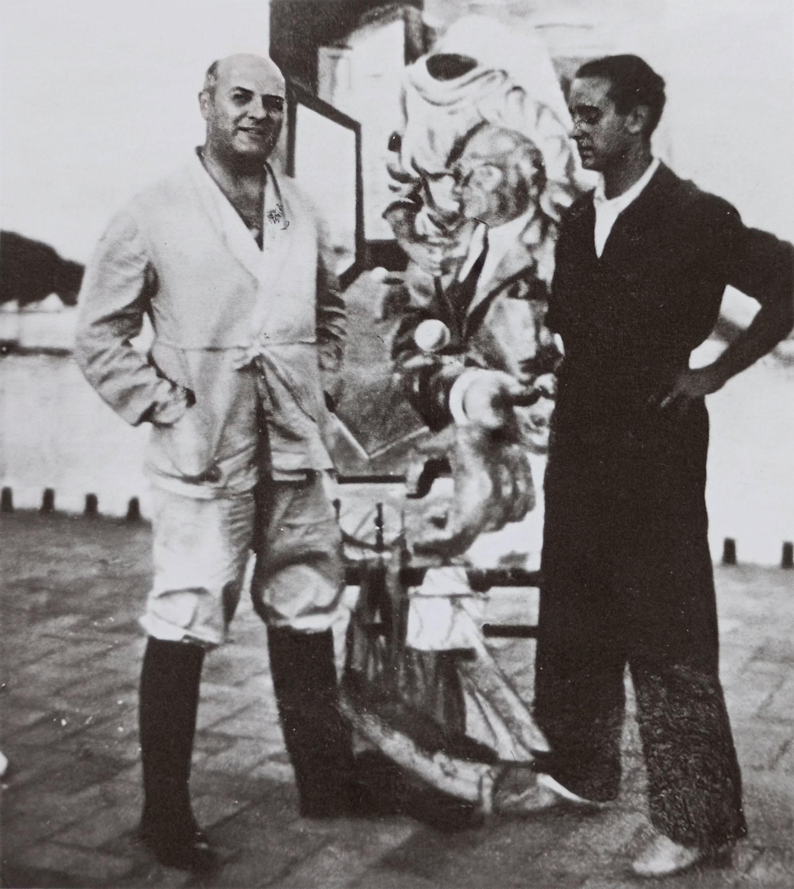 José Caballero fotografiado en la azotea de su casa de Huelva junto a Adriano del Valle en 1934 mientras pintaba el retrato de éste en 1934.