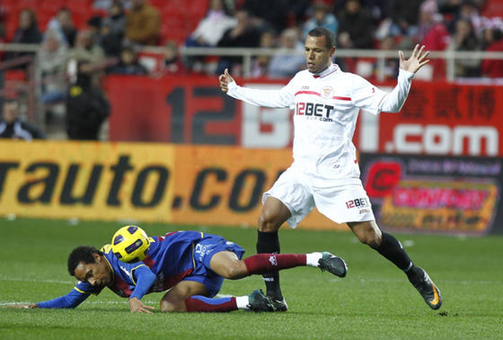 Tres goles de Luis Fabiano devuelven la alegría a los de Nervión en Liga.

Foto: Antonio Pizarro