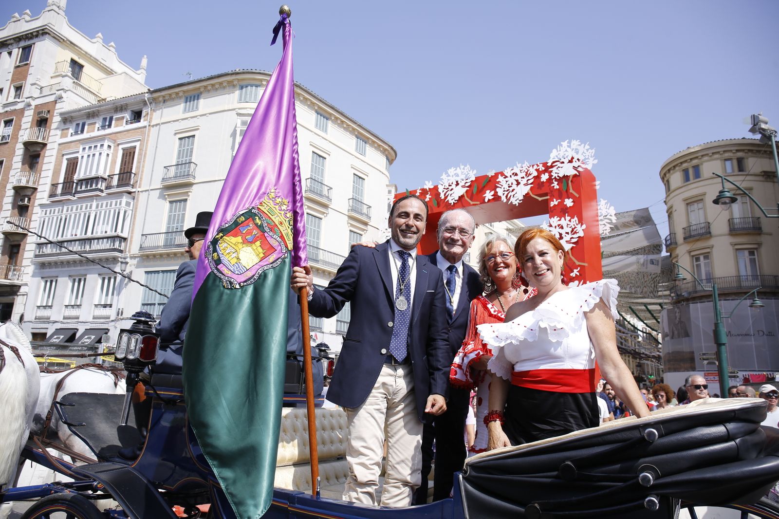 Las autoridades posan junto a la bandera de la ciudad y la portada de la Feria del centro