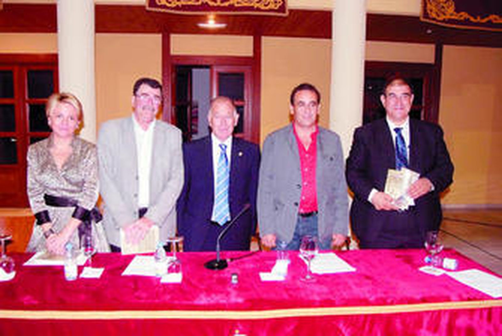 Gabriel Amat y Eloisa Cabrera junto a José Manuel Rivera, Juan Grima y Francisco Pérez Baldó.