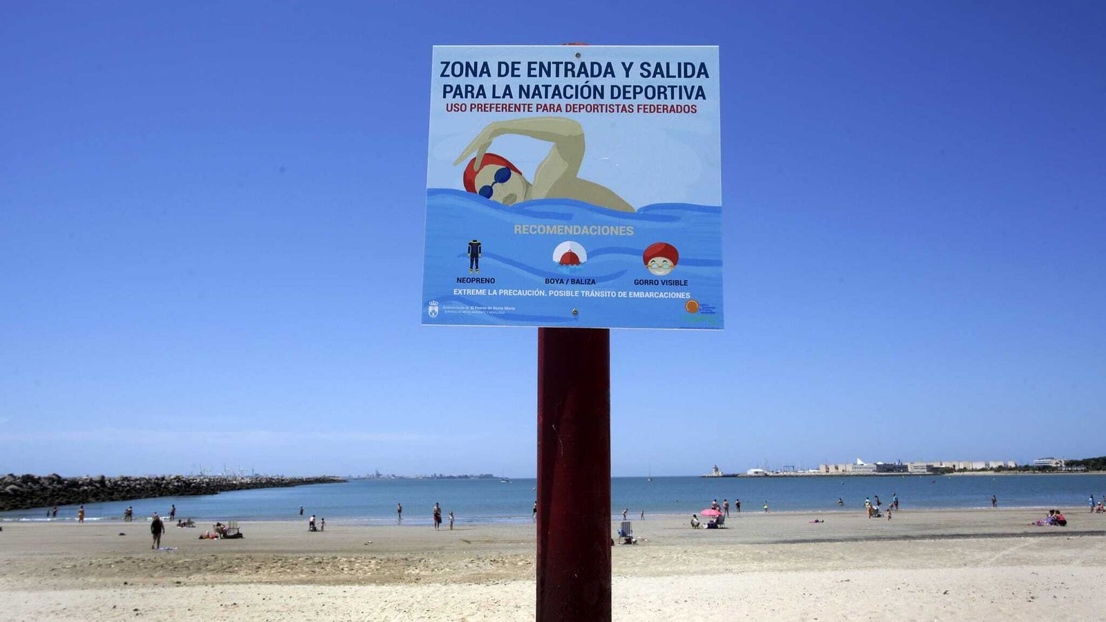 El Bando de Playas recomienda seguir las indicaciones de los carteles informativos.