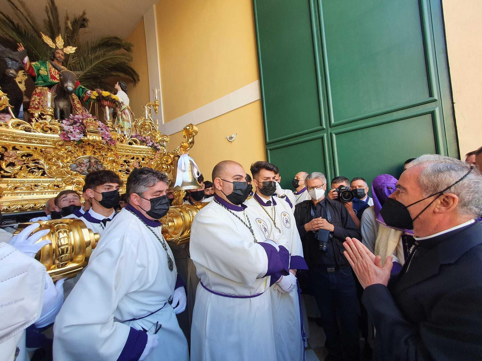 El obispo de Málaga, Jesús Catalá, reza frente al Señor de Pollinica momentos antes de su salida.