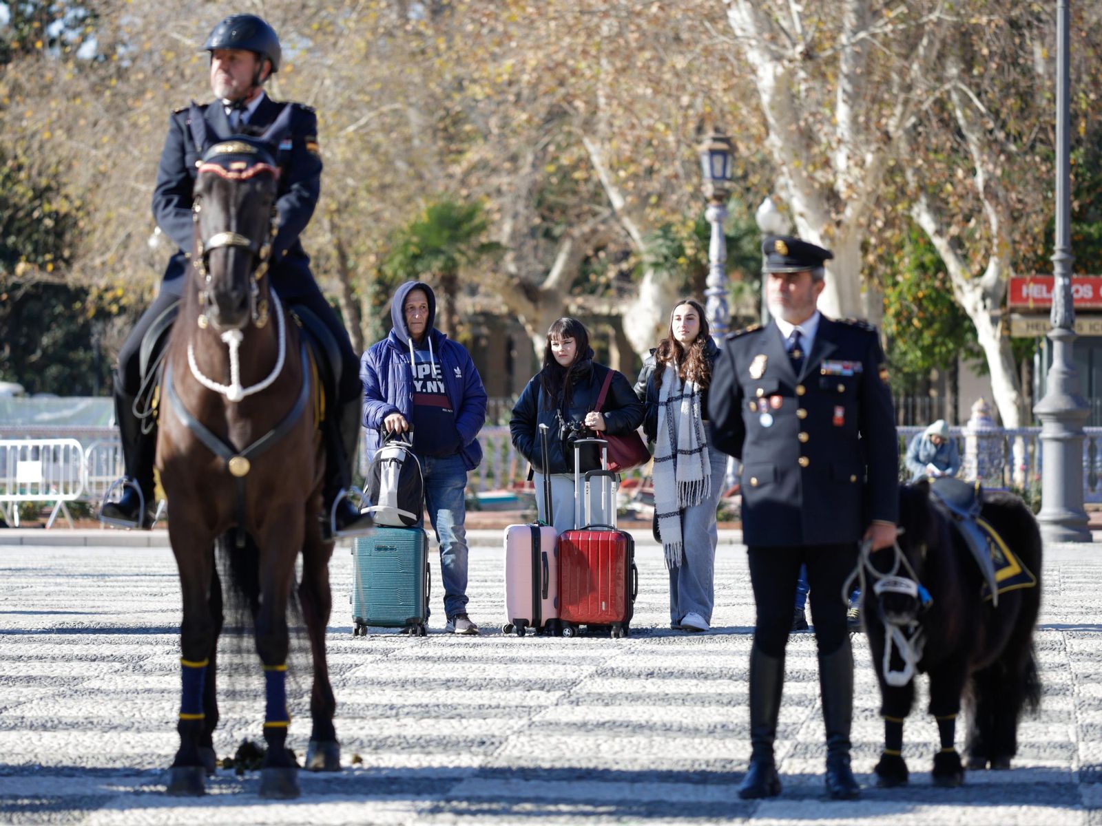 Las imágenes de la celebración del día de San Antón por la Policía Nacional en la plaza de España