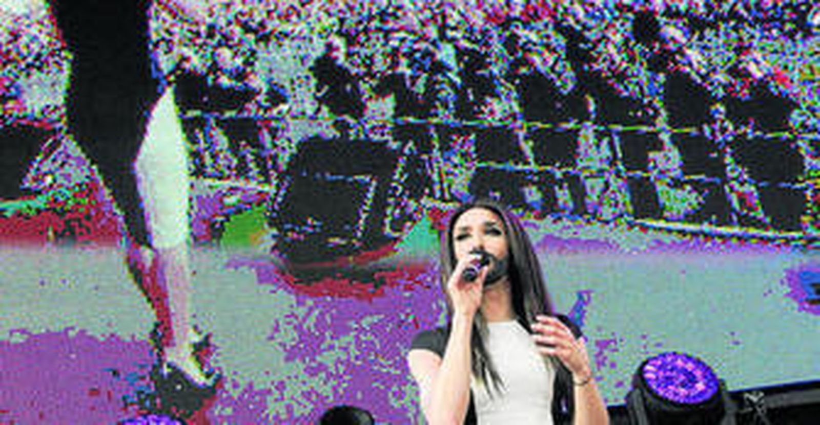 Conchita Wurst durante su interpretación en el recital de Viena ofrecido este fin de semana.