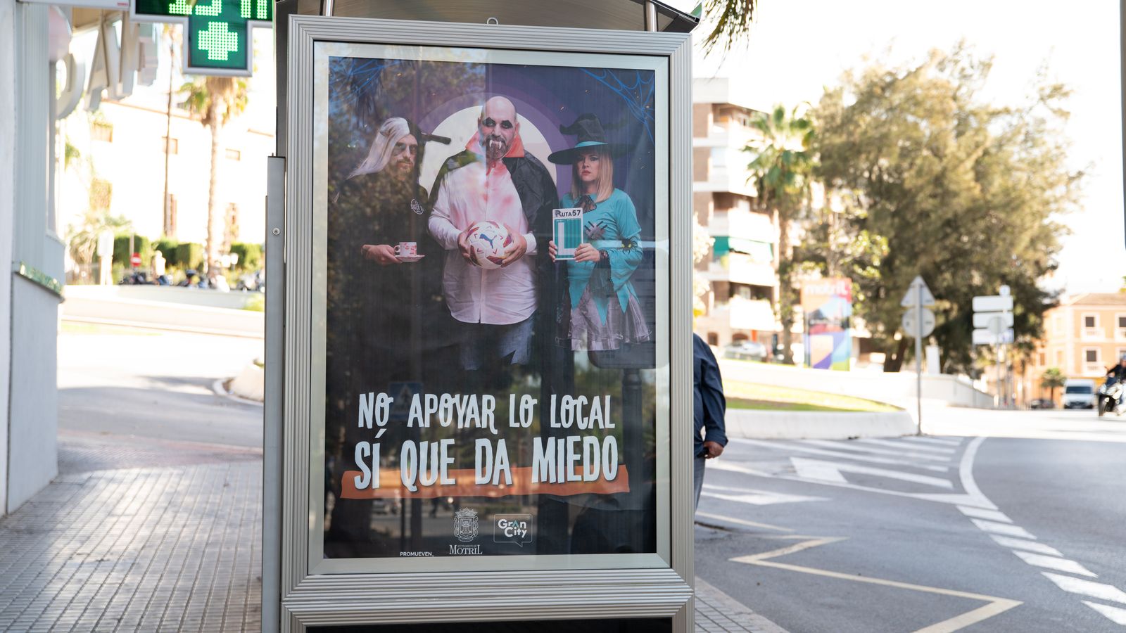 Se han repartido por las distintas marquesinas los anuncios protagonizados por los empresarios de Motril