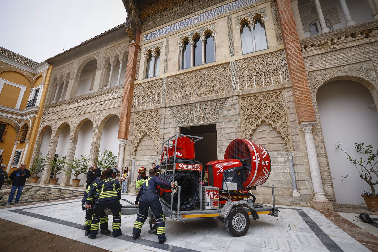Las imágenes del simulacro de incendio en el Alcázar de Sevilla