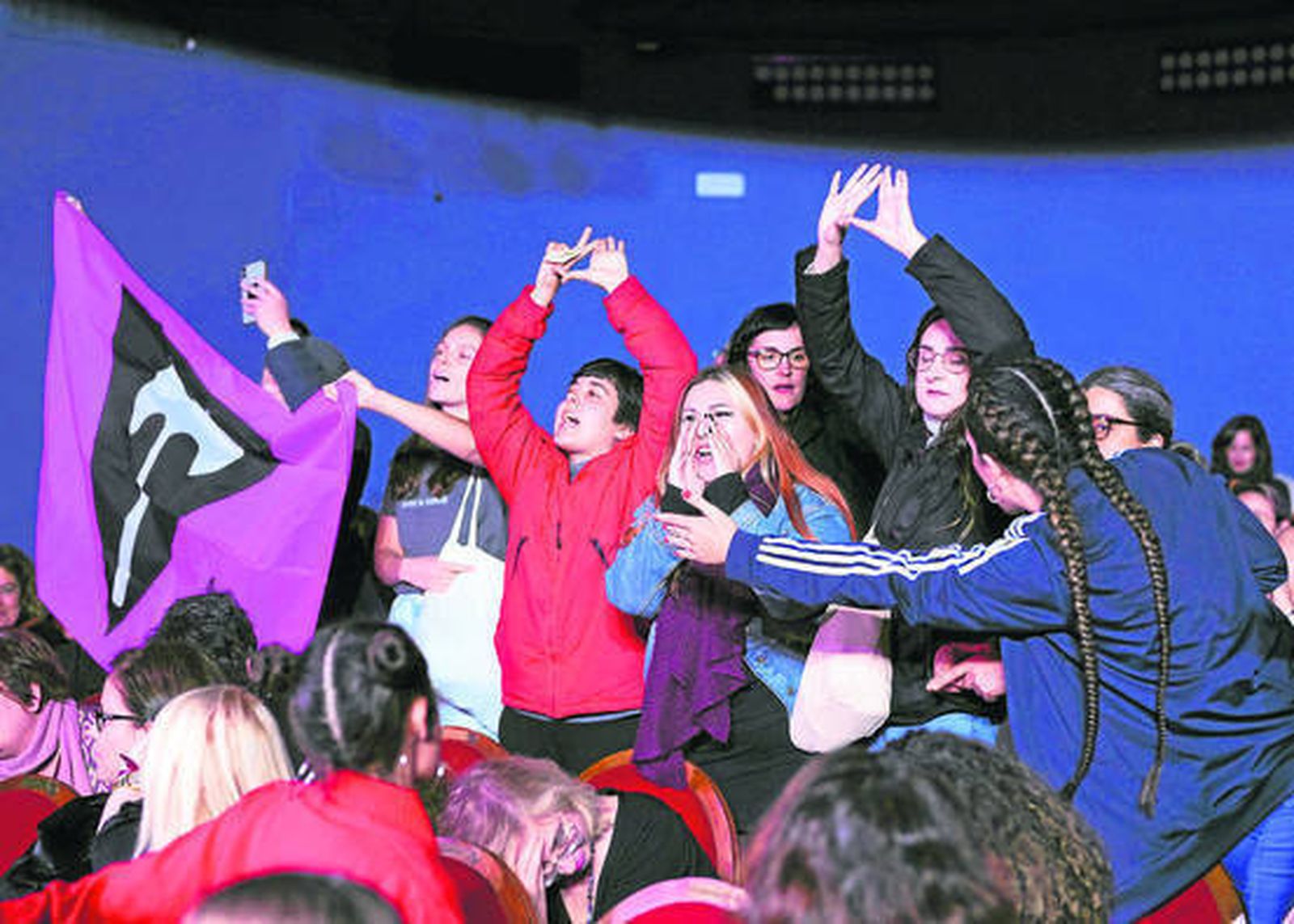 Un grupo de activistas contrarias a la ley 'trans' interrumpieron el acto por el 8-M en el Ministerio de Igualdad.