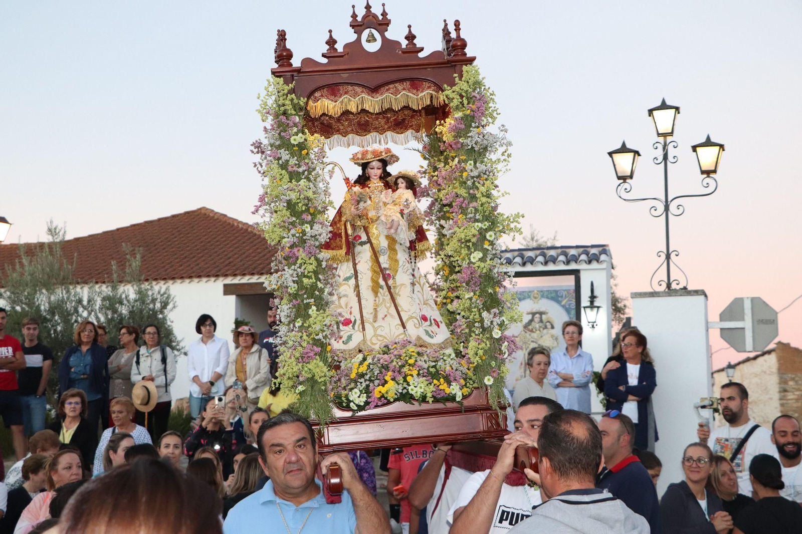 Las imágenes de la despedida a la Virgen de la Antigua en Hinojosa del Duque Las imágenes de la despedida a la Virgen de la Antigua en Hinojosa del Duque