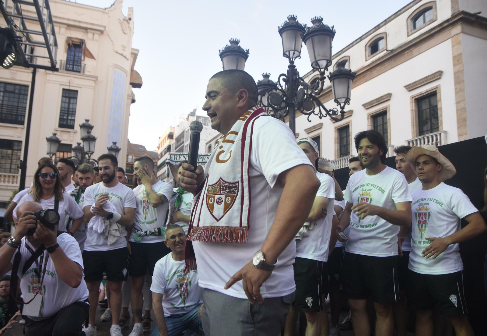 García Román se dirige a los aficionados en la fiesta por el ascenso del Córdoba CF Futsal.