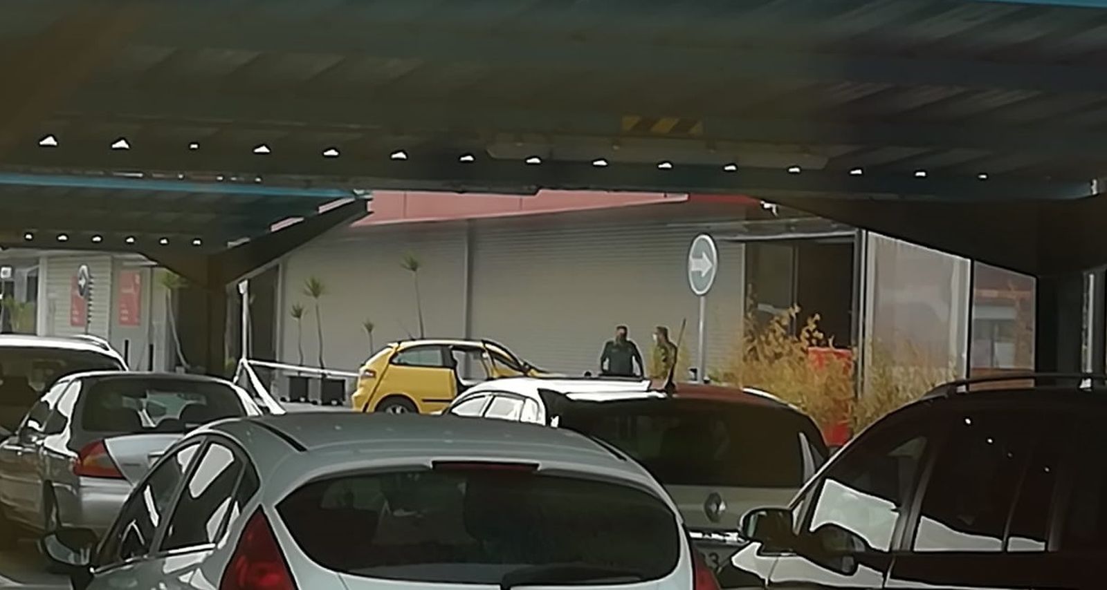 Al fondo se puede apreciar el vehículo con el que los ladrones intentaron llevar a cabo el alunizaje, aún a las puertas del centro comercial en la mañana de hoy jueves..