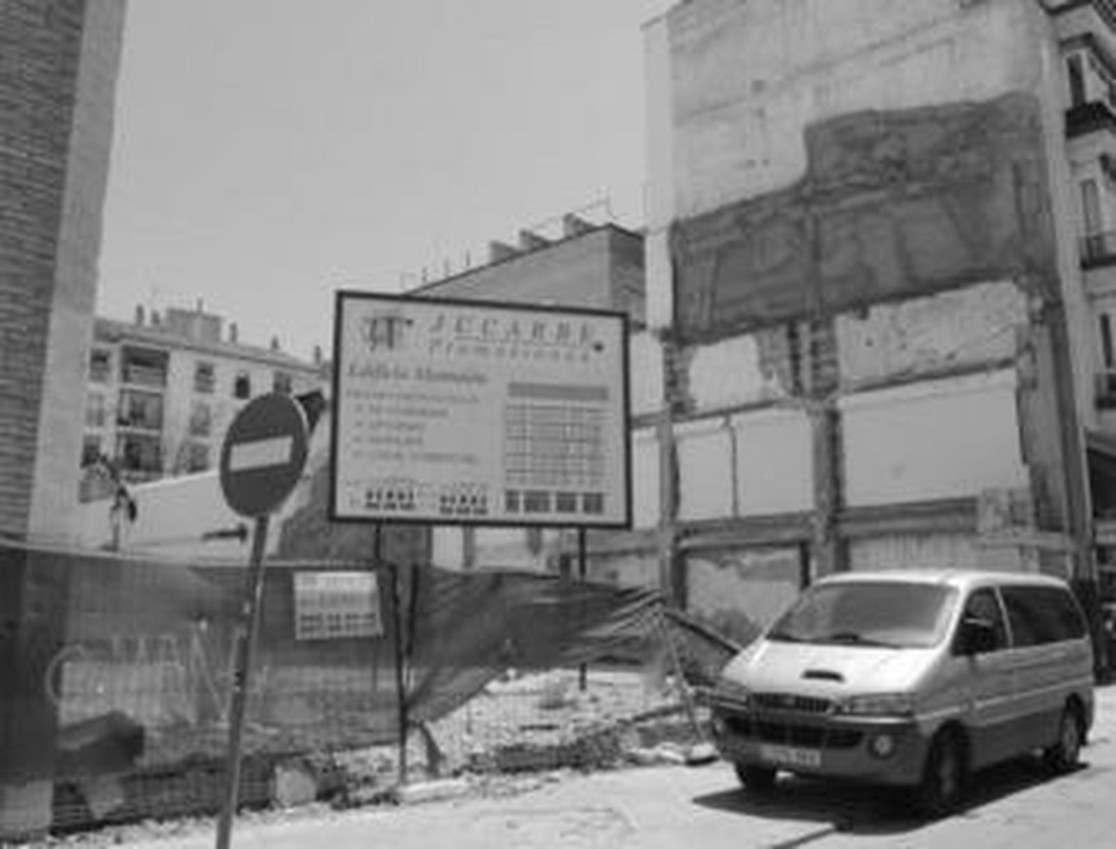 Un coche aparcado en la acera junto al solar del antiguo obispado en la calle Eguiluz.