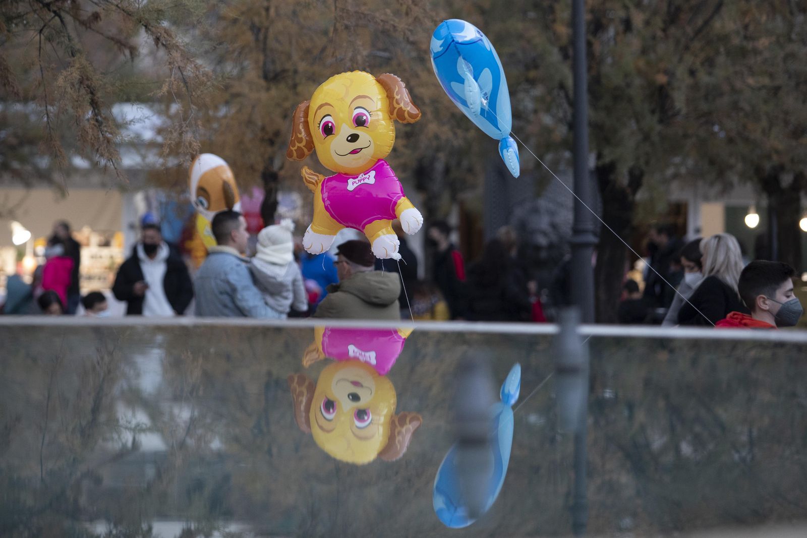 Multitud de visitantes y ambiente navideño en Granada durante el puente, en imágenes
