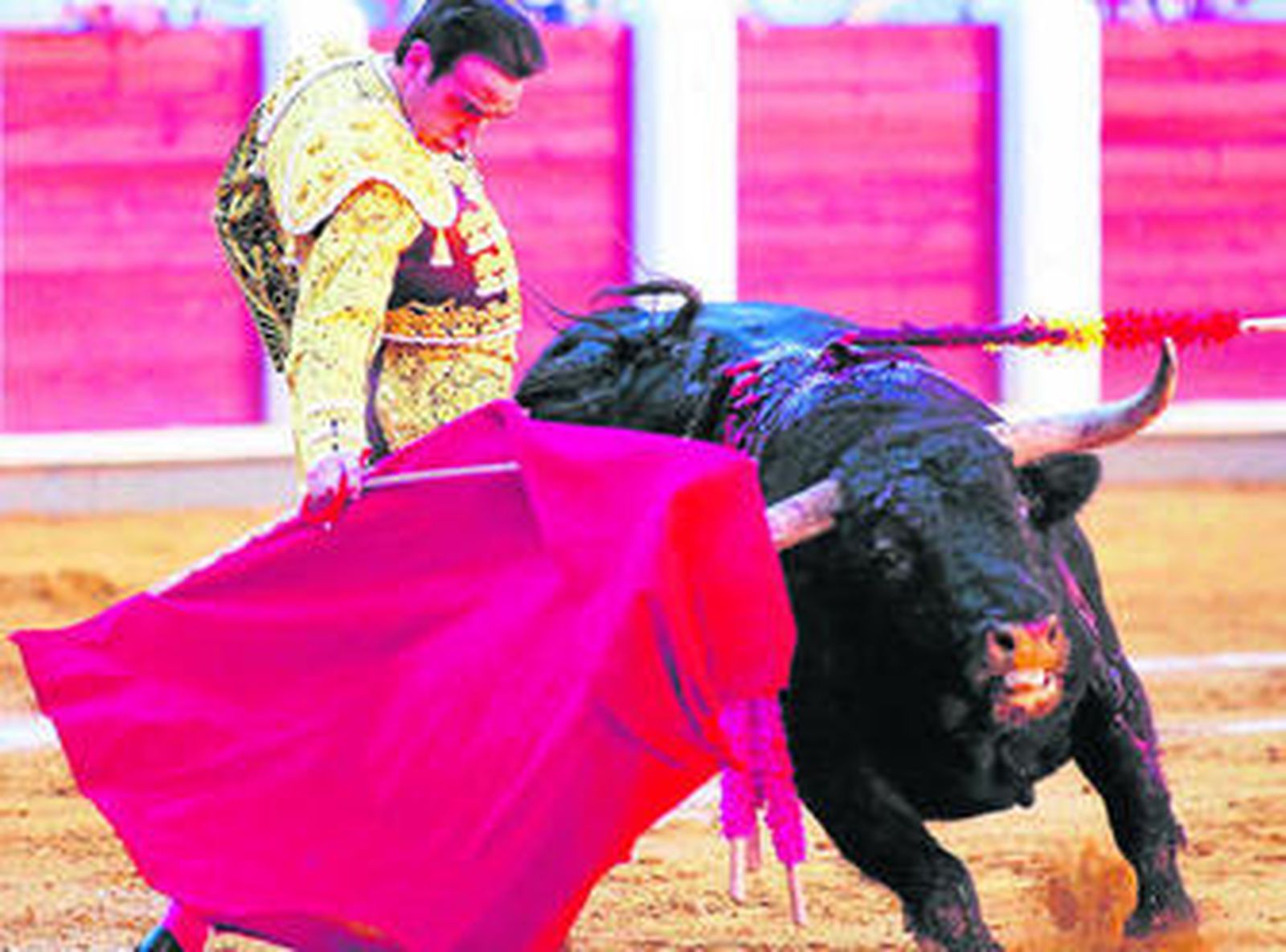 El diestro Enrique Ponce, triunfador ayer en Linares, en un muietazo con la derecha.