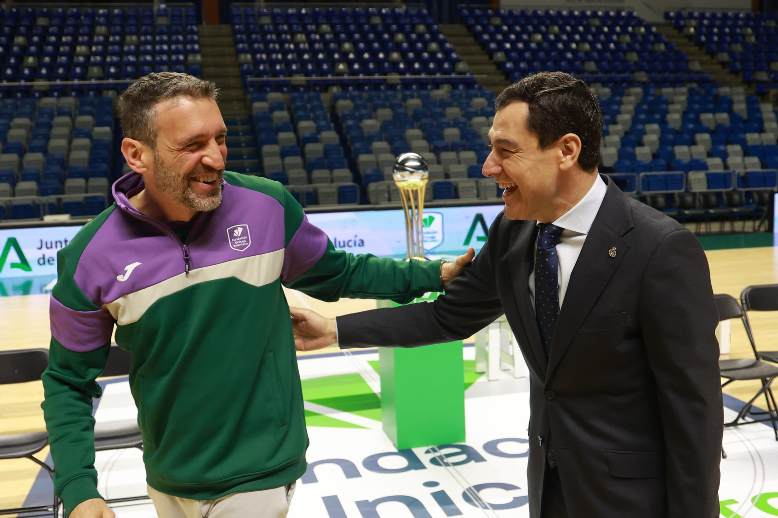 El presidente de la Junta de Andañucía, Juanma Moreno, visita a los campeones de la Copa del Rey