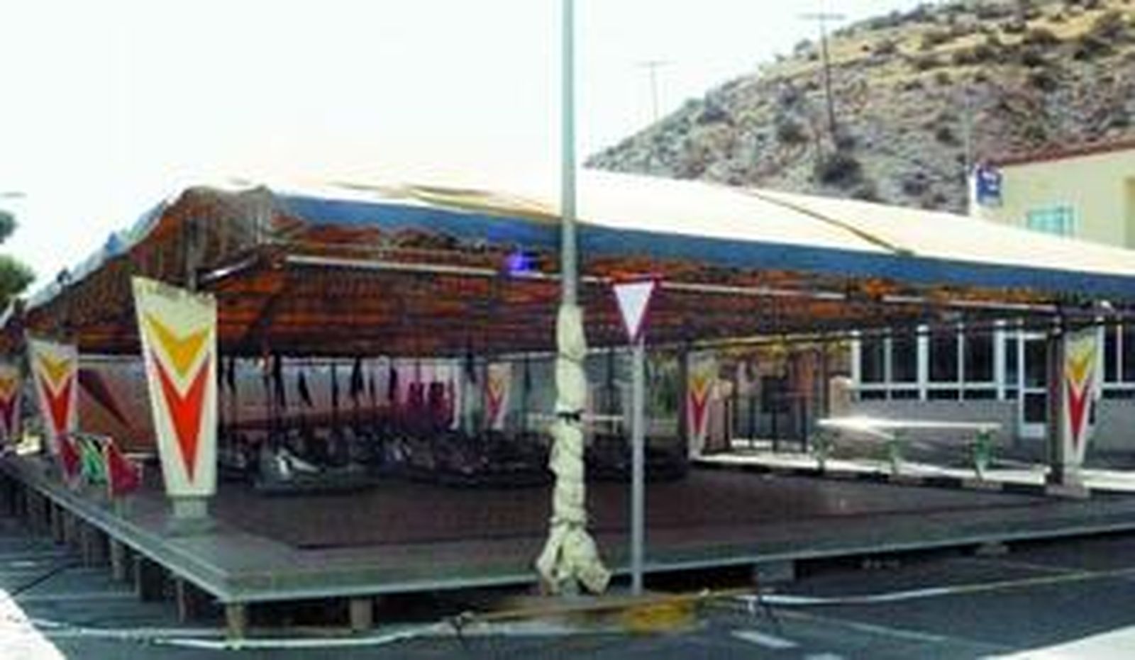 La atracción se encontraba junto a la farola que causó la targedia y que ayer estaba envuelta en un plástico cubierto con un crespón negro.