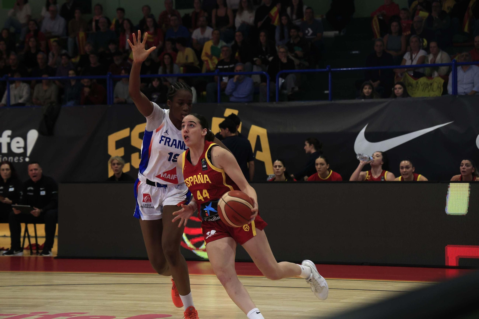 Fotos del partido y ambiente en el España-Francia del Torneo Internacional de Baloncesto Femenino en La Línea