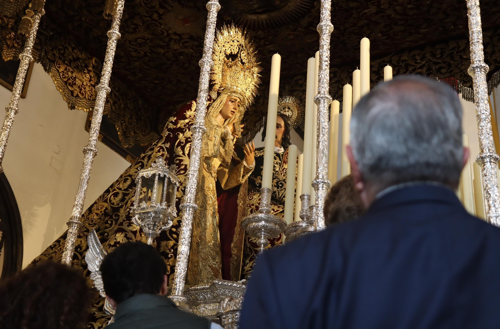 Sevilla acaricia la Semana Santa en un Domingo de Pasión lleno de cultos