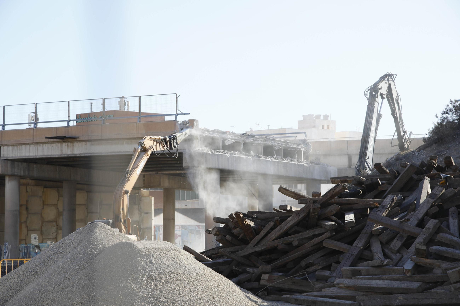 Las mejores imágenes del derribo en el puente de la autovía del aeropuerto y el túnel de La Goleta