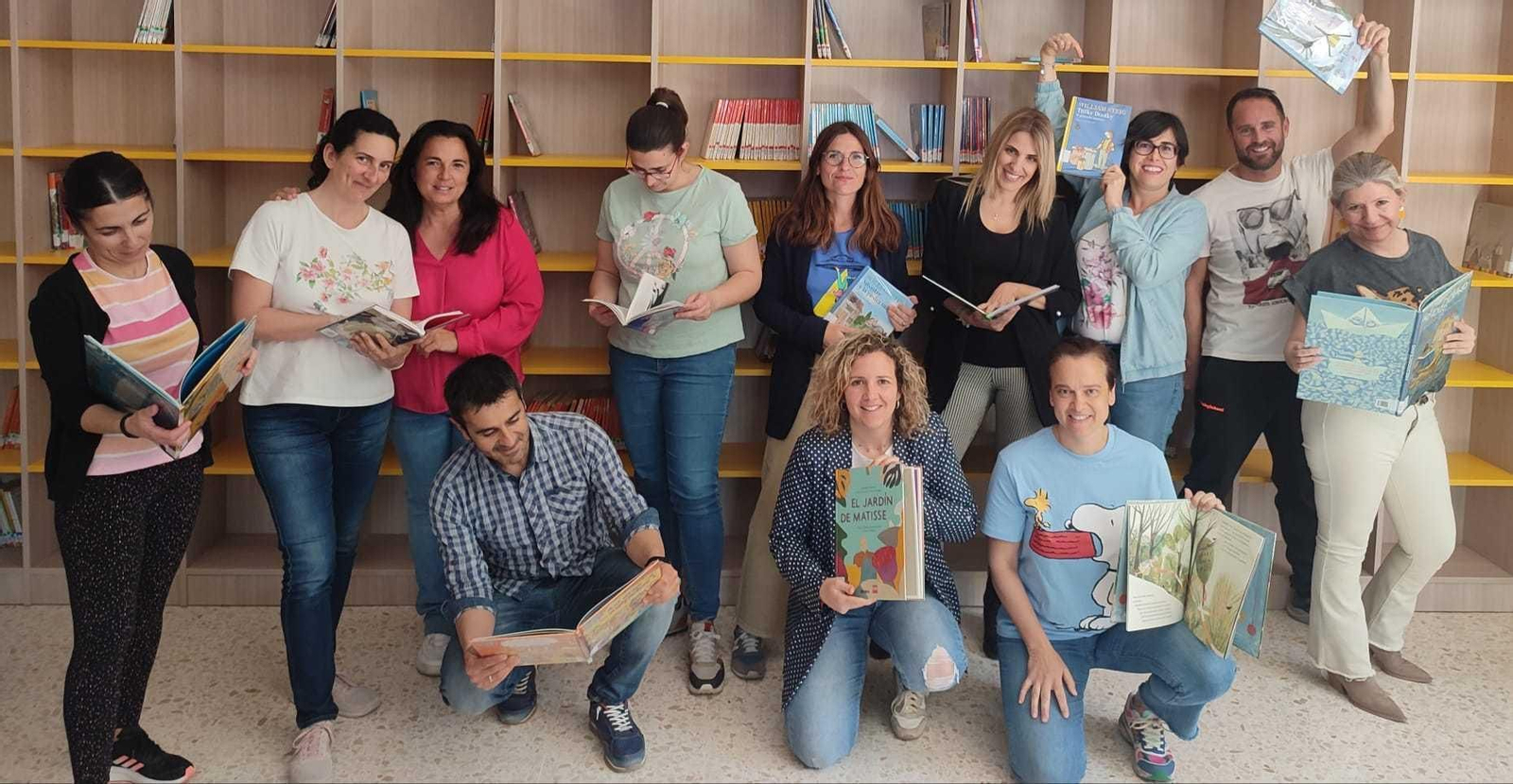 El quipo de apoyo de biblioteca  y madres colaboradoras, en la biblioteca escolar del San Isidro Labrador. Beteta es la primera por la derecha.