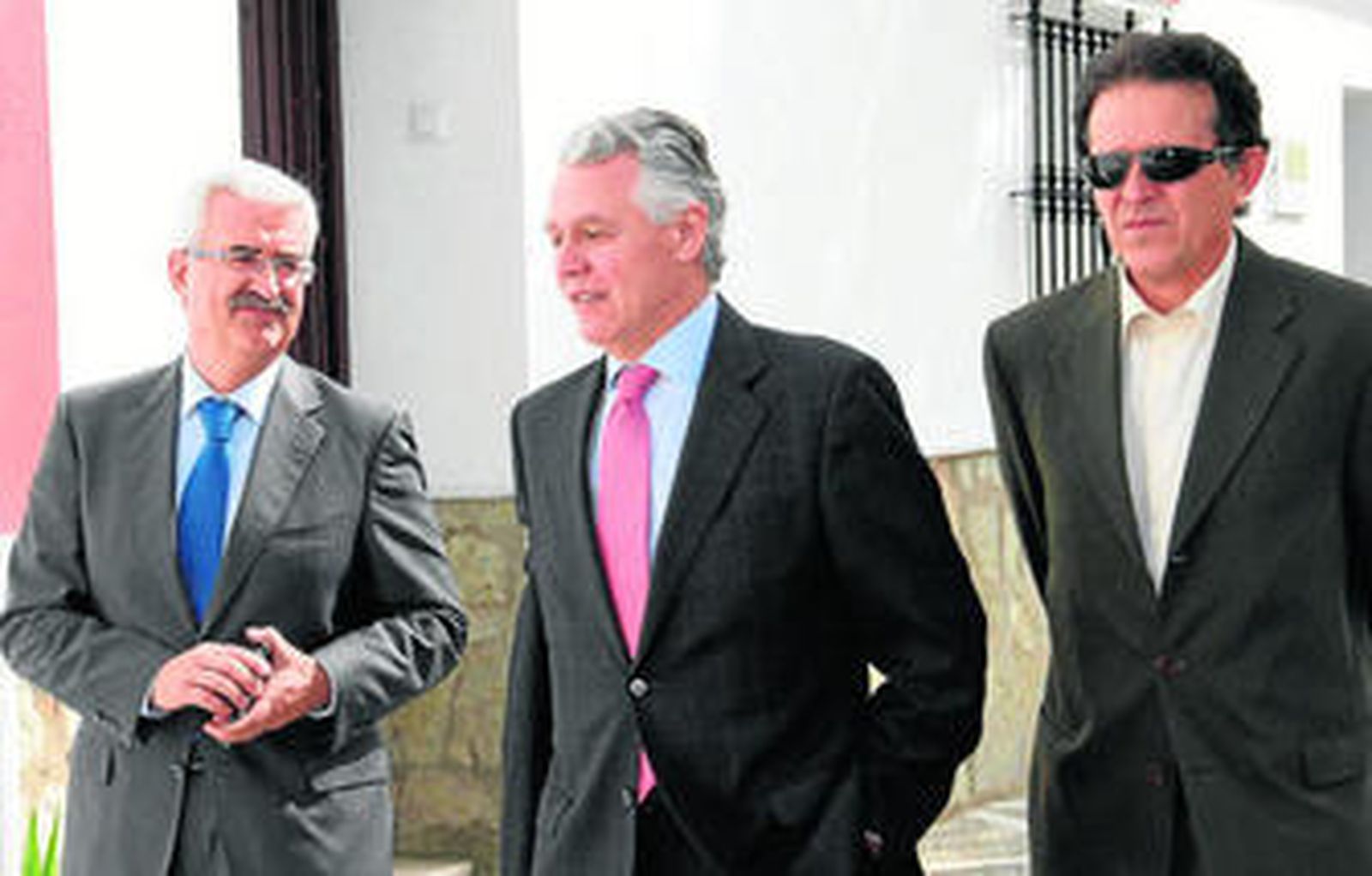 Manuel Jiménez Barrios, Francisco Menacho y José Luis Blanco llegaron juntos a la reunión de ayer.