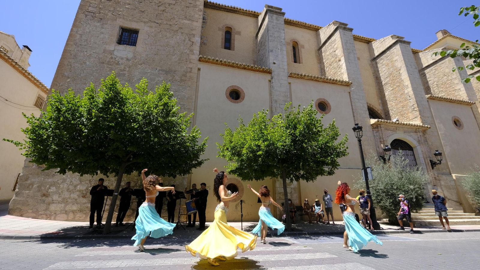 Danza en las puertas de las iglesia de Santiago de Vélez Blanco.