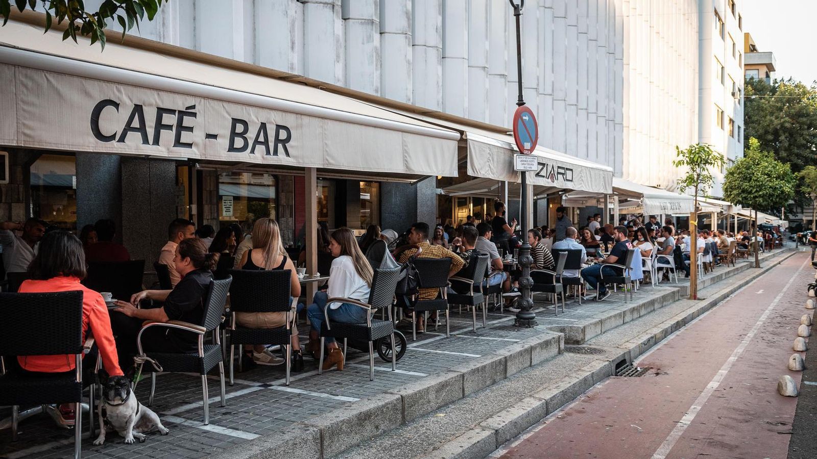 Establecimientos de Pablo Rada, en la capital, con su habitual animación.