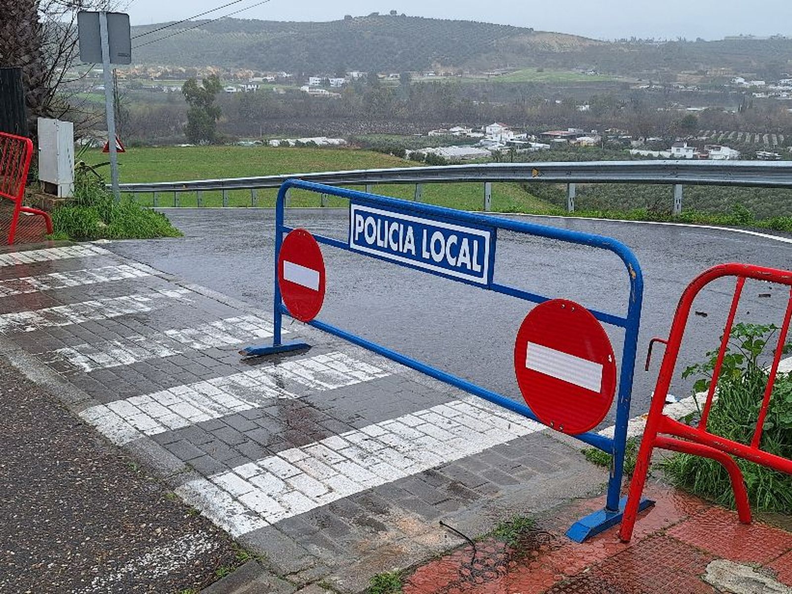 Carretera del Río de Oro de Puente Genil, cortada al tráfico.