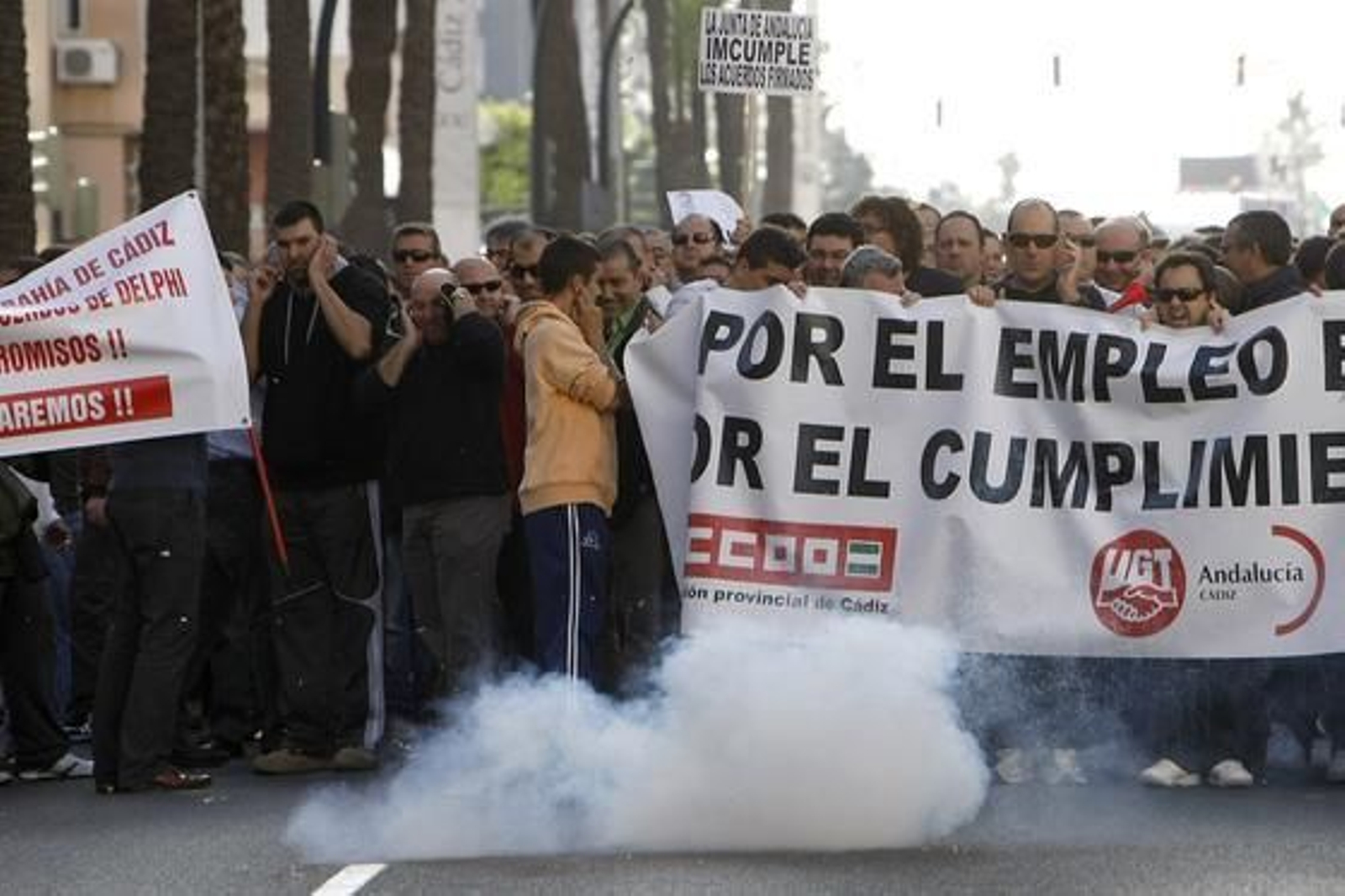 De nuevo los ex trabajadores de Delphi se han manifestado por las calles de la capital para reclamar "una vez más" que la Junta de Andalucía resuelva su problema "tras tres años" desde que se cerró la factoría de Puerto Real. Foto: Jose Braza De nuevo los ex trabajadores de Delphi se han manifestado por las calles de la capital para reclamar "una vez más" que la Junta de Andalucía resuelva su problema "tras tres años" desde que se cerró la factoría de Puerto Real.
Foto: Jose Braza