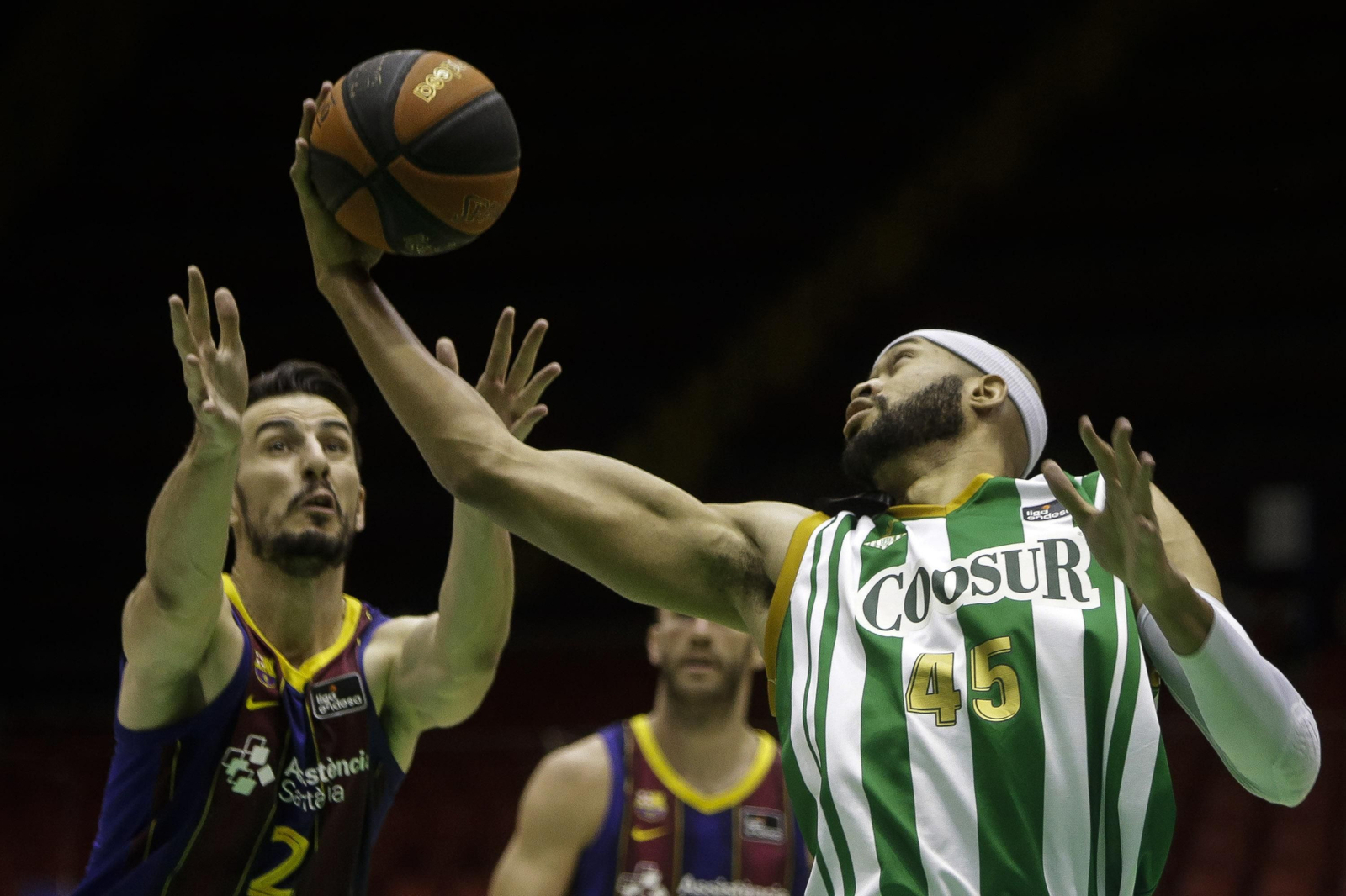 Jerome Jordan pugna por un rebote con Westermann.