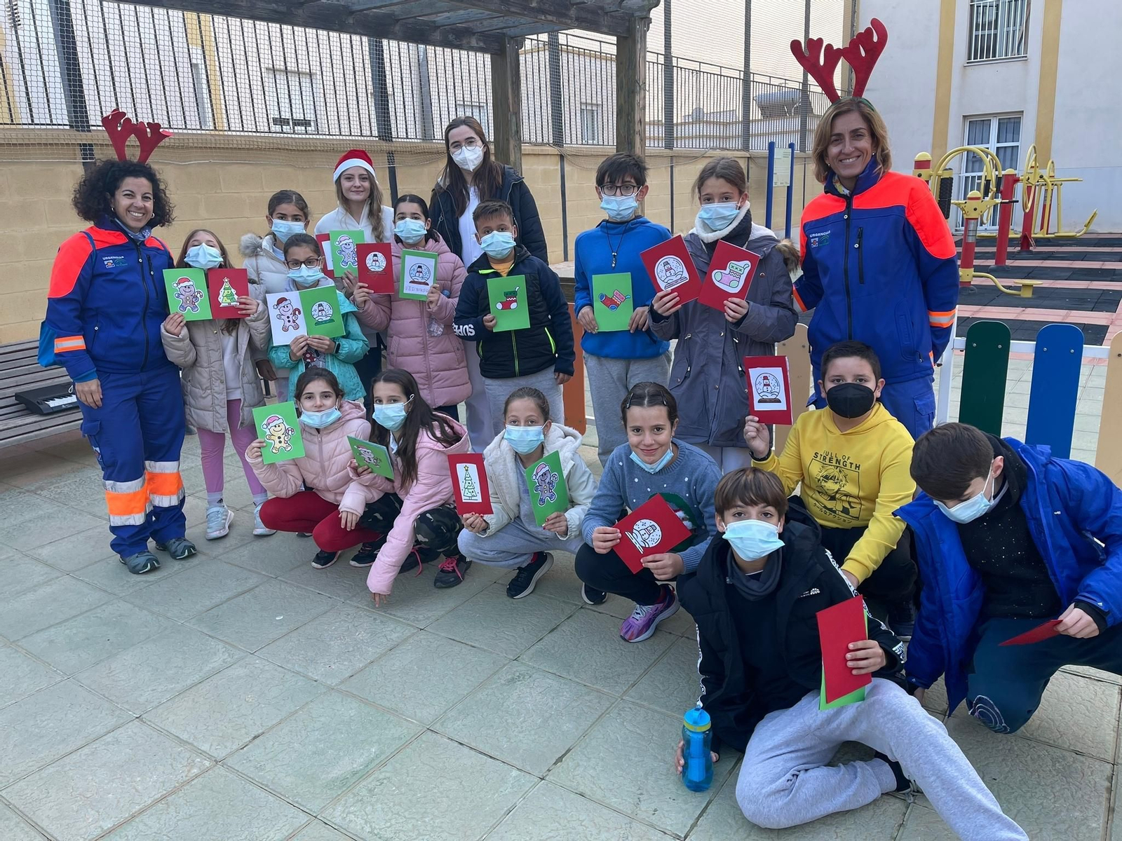 Escolares llenan de villancicos y felicitaciones navideñas las residencias de mayores