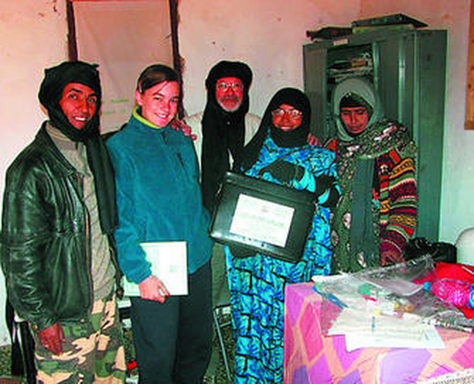 Un miembro de la ONG junto con saharauis de Tinduf, hace unos días.