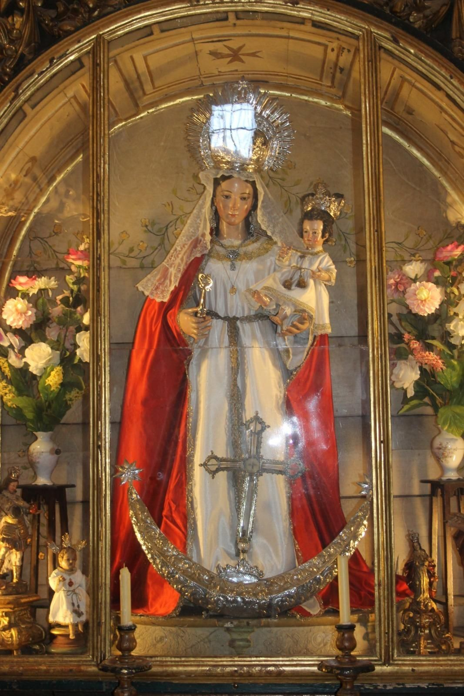 Retablo donde se venera todo el año a la Virgen del Amor.