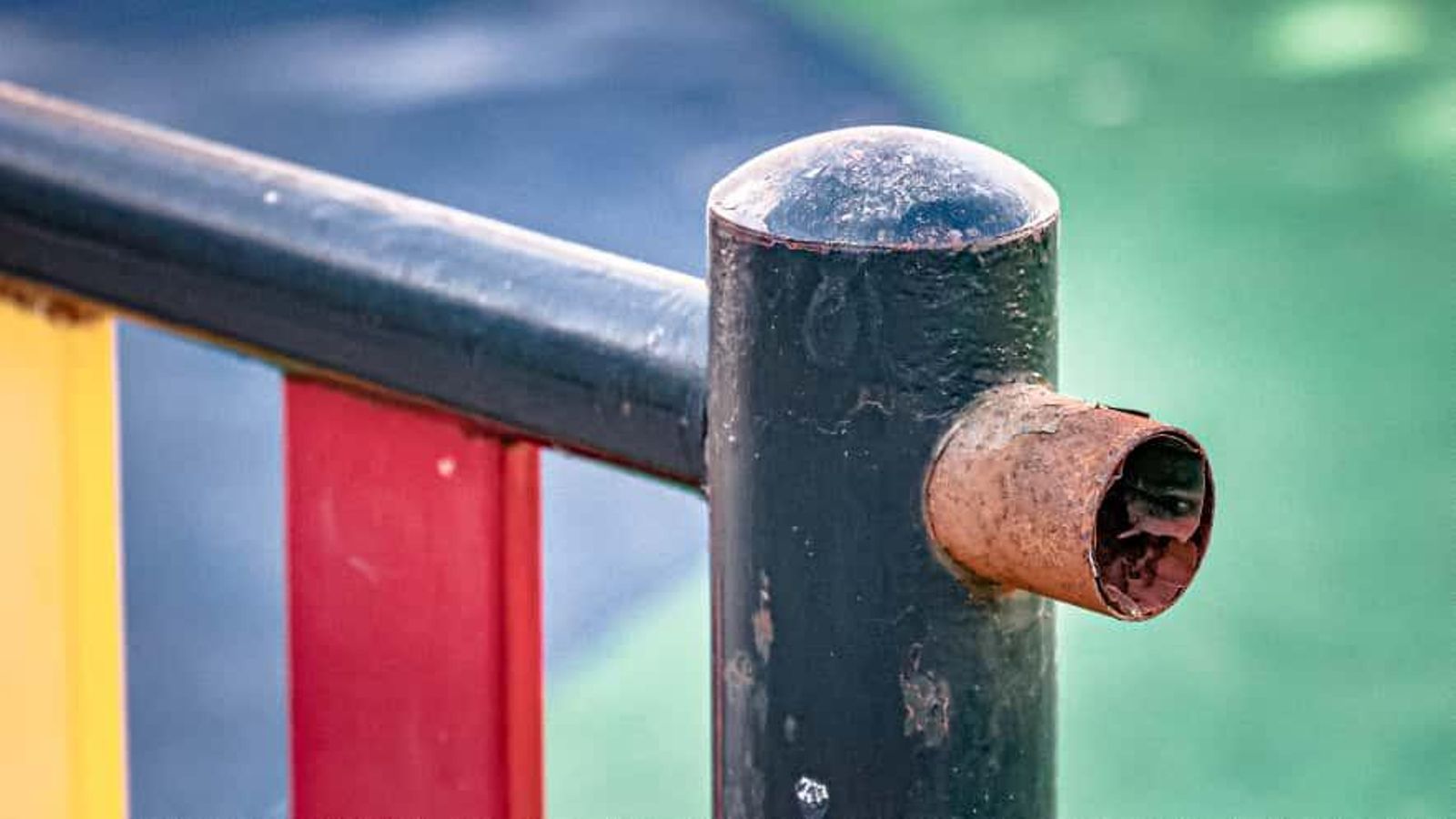 Parte oxidada de la valla infantil.