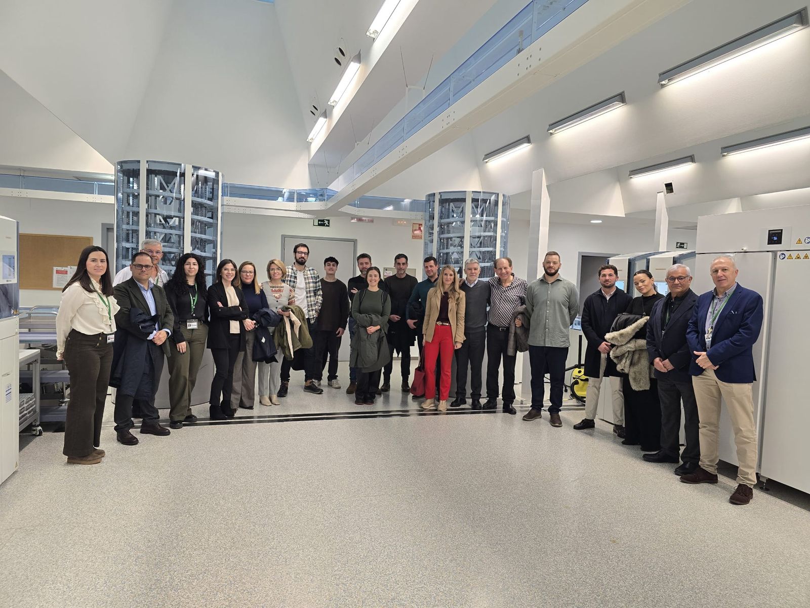 Foto de familia de los ingenieros y el personal del hospital.