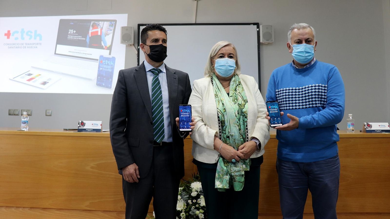el pdte. del CTSH, Emilio Rivera, la delegada de Salud y Familias, Manuela Caro, y el pdte. de la Asoc. cultural de Sordos, Juan Martínez.