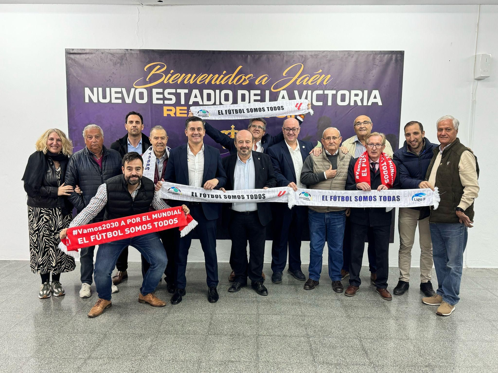 Foto de familia de representantes del Consejo de Administración en funciones, Federación de Peñas y Aficiones Unidas.
