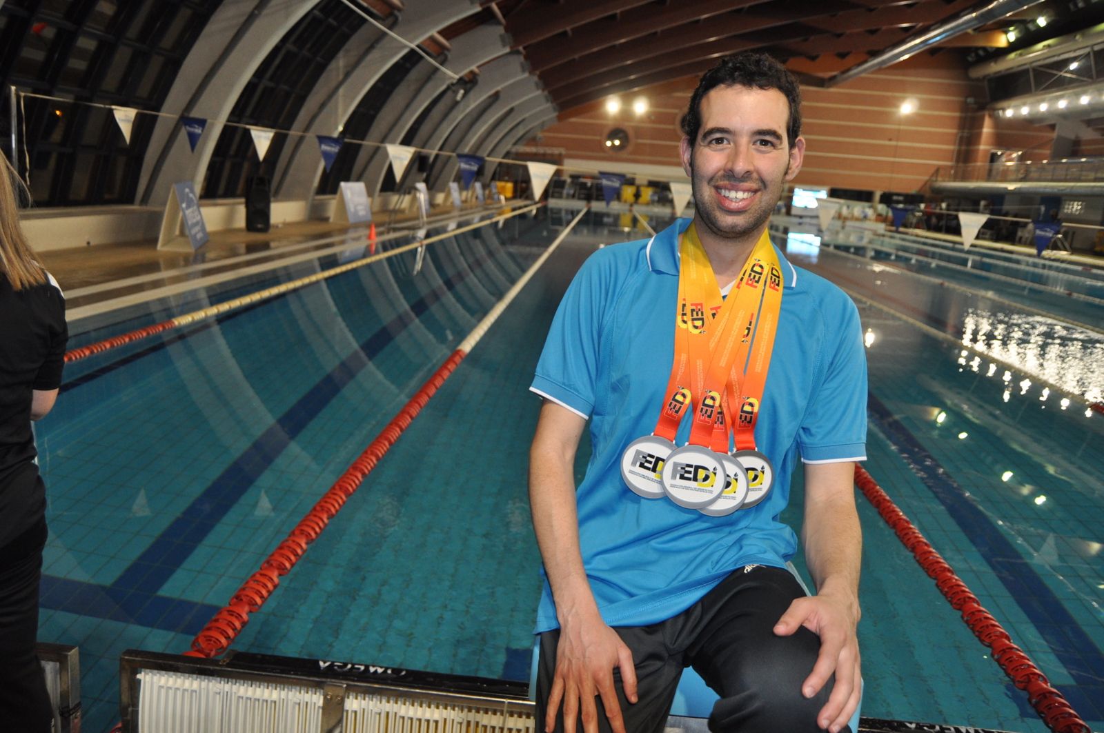 Carlos Tejada con las preseas logradas en Torrevieja