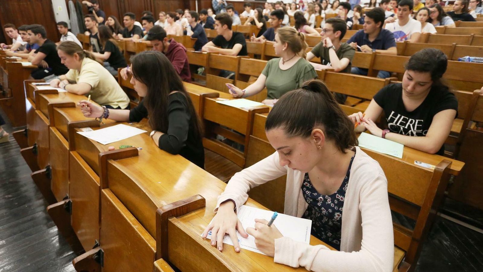 Varios alumnos se examinan en un aula de la Universidad de Sevilla.