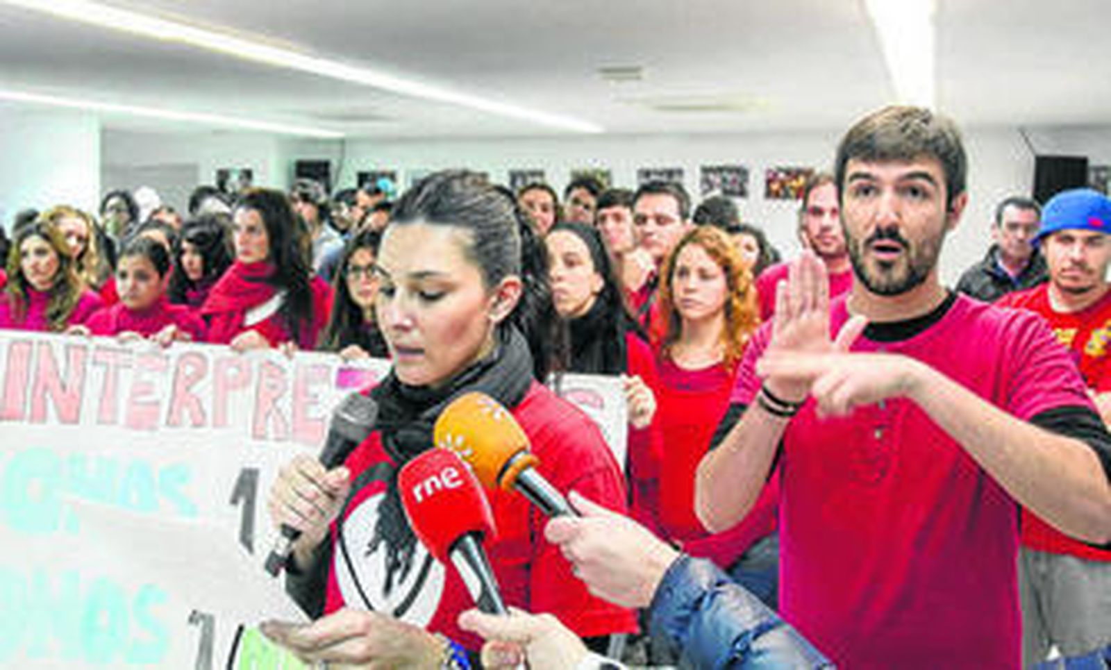 Una alumna leyó un manifiesto que fue interpretado en la lengua de signos por un compañero.