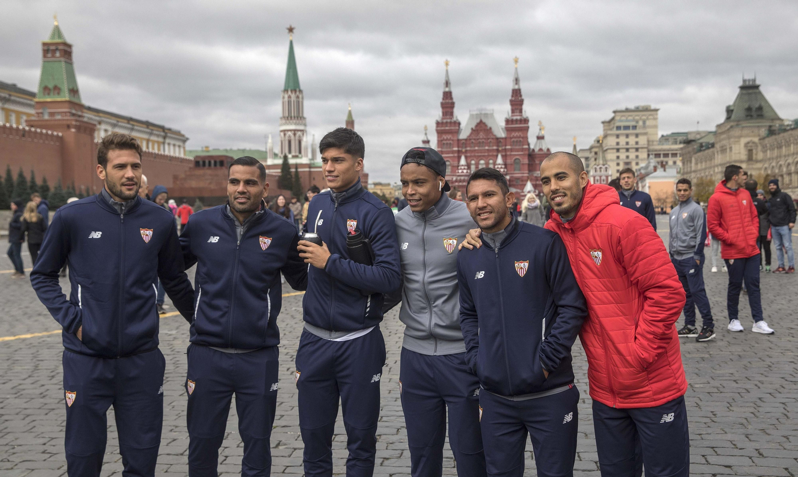 Franco Vázquez, Mercado, Correa, Muriel, Montoya y Pizarro posan en la Plaza Roja de Moscú, ante las torres y murallas del Kremlin.