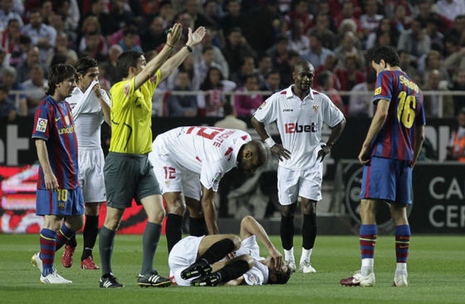 El Sevilla está más cerca de la Liga de Campeones pese a perder ante el Barcelona con diez jugadores por expulsión de Konko. / Antonio Pizarro