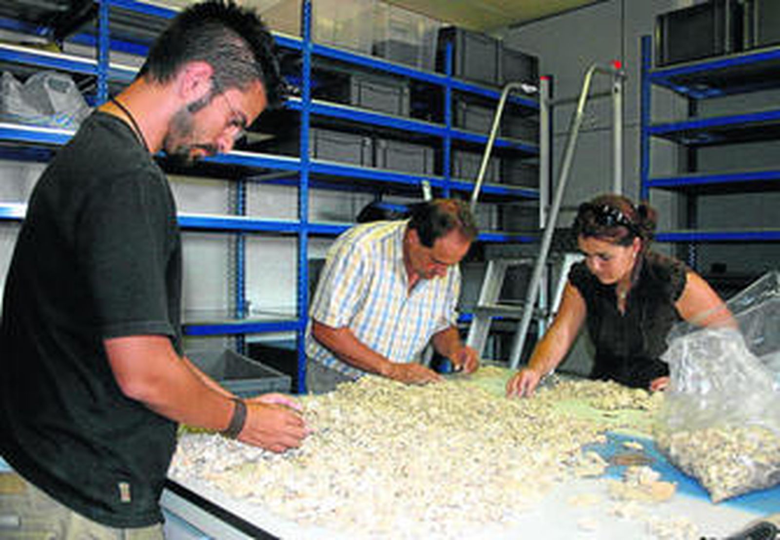 Investigadores de la UCA analizan los restos encontrados en sus excavaciones.