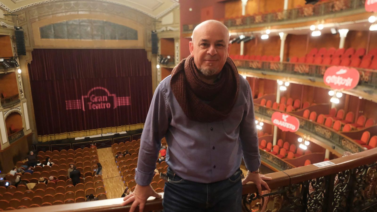 Pepín Carrillo, con el escenario del Gran Teatro al fondo. Pepín Carrillo, con el escenario del Gran Teatro al fondo.