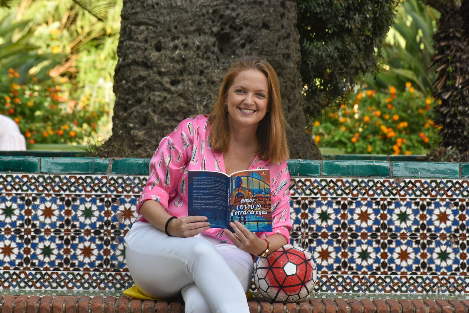 Rocío García, con su libro y un balón, en la Plaza Fariñas de La Línea